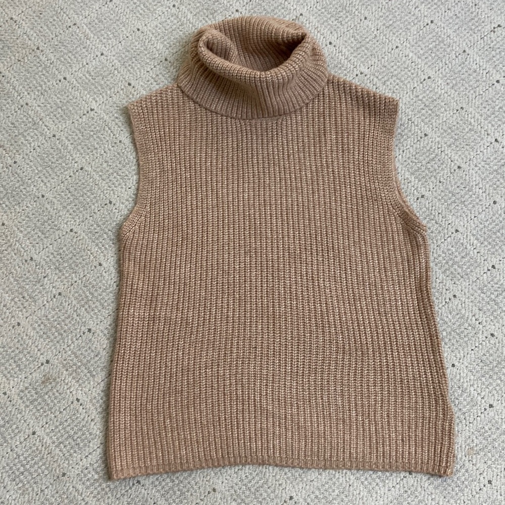 Turtle neck sweater vest